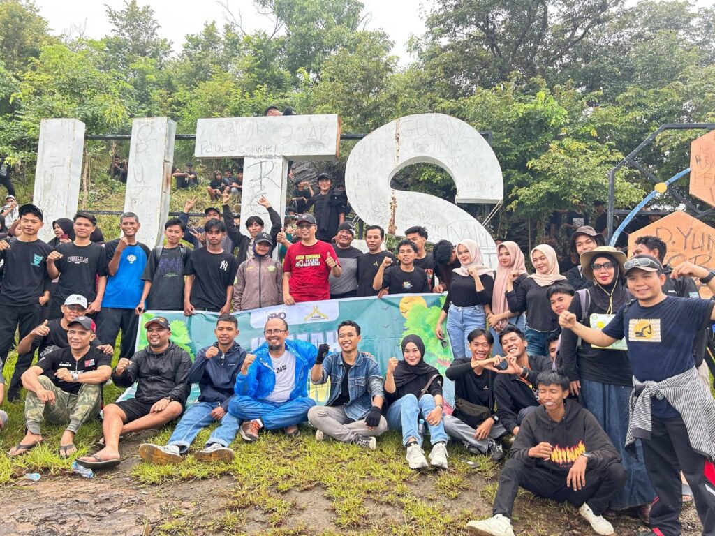 Mahasiswa dan Staf AKOM Jajal Bukit Olat Maras