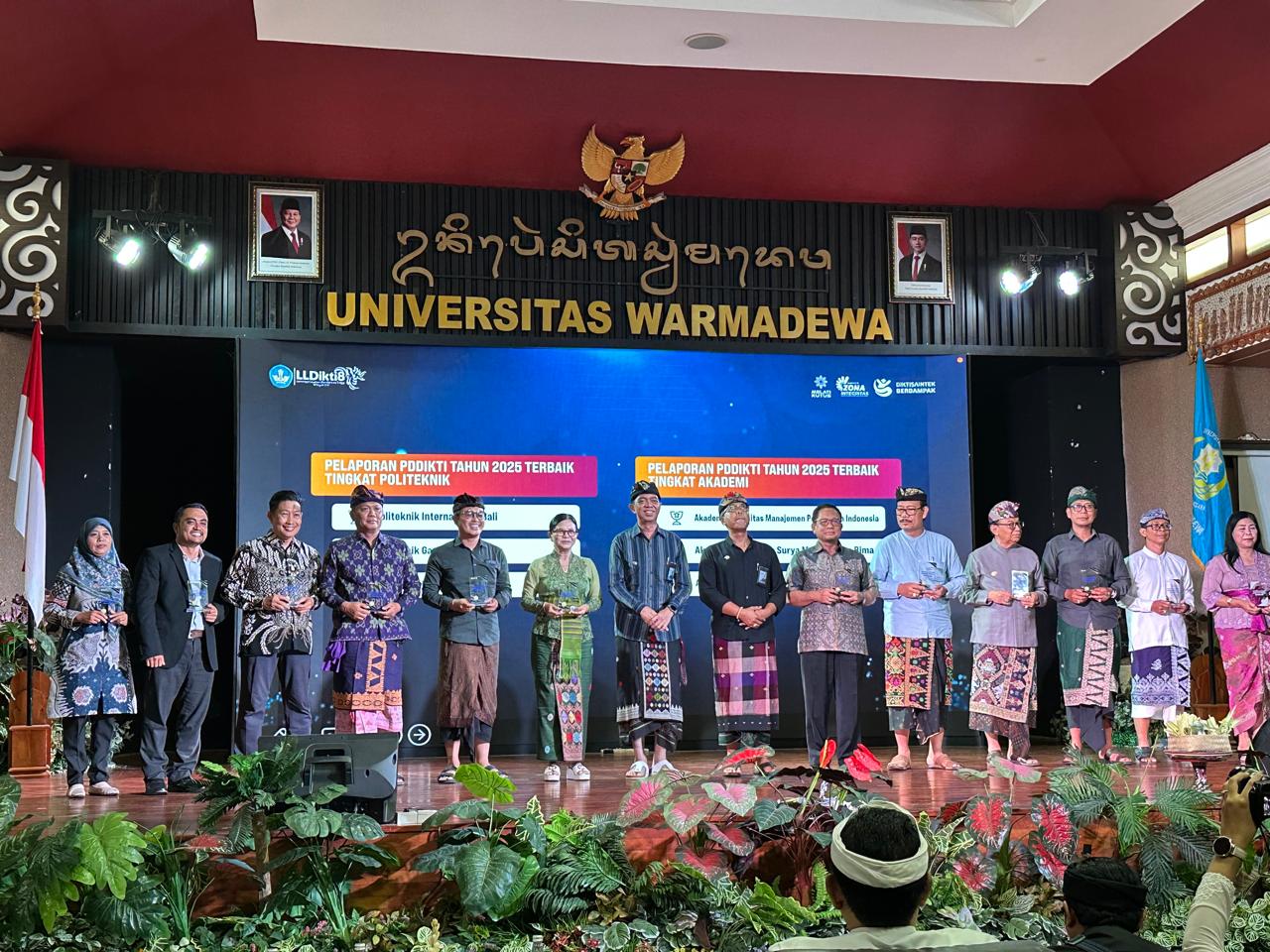 AKOM Raih Penghargaan LLDIKTI Wilayah VIII