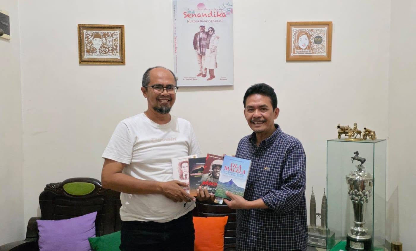 Menelusuri Jejak Sejarah Dunia: AKOM Terima Hibah Buku Biografi Tokoh Sumbawa